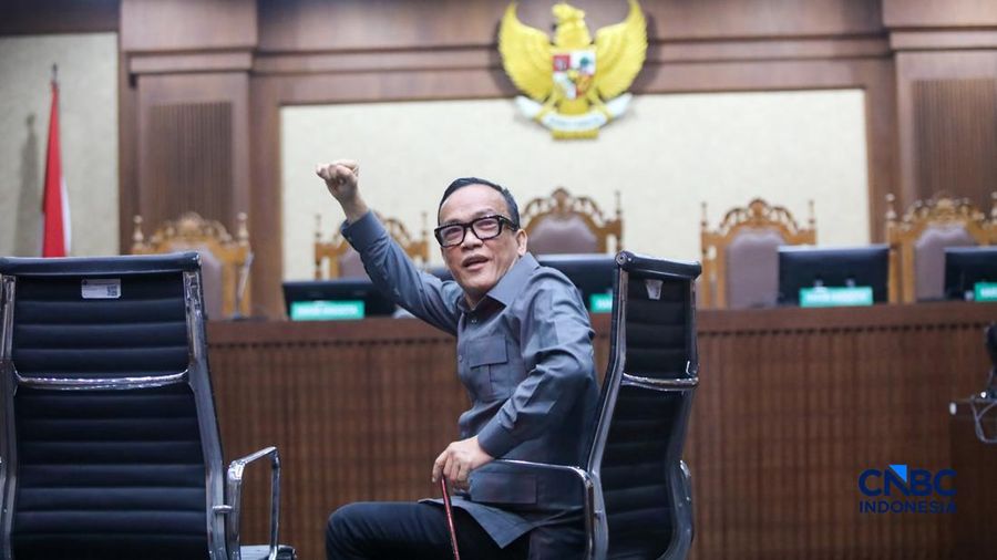 Mantan Wakil Menteri Ketenagakerjaan RI, Immanuel Ebenezer Gerungan tiba untuk menjalani sidang vonis atau putusan kasus dugaan korupsi, pemerasan, dan gratifikasi di Pengadilan Tipikor, Jakarta, Kamis (4/6/2026). (CNBC Indonesia/Faisal Rahman)