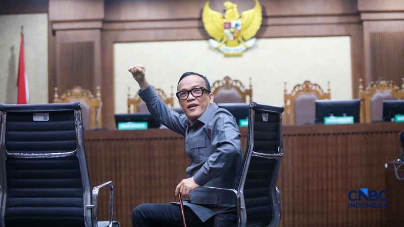 Mantan Wakil Menteri Ketenagakerjaan RI, Immanuel Ebenezer Gerungan tiba untuk menjalani sidang vonis atau putusan kasus dugaan korupsi, pemerasan, dan gratifikasi di Pengadilan Tipikor, Jakarta, Kamis (4/6/2026). (CNBC Indonesia/Faisal Rahman)
