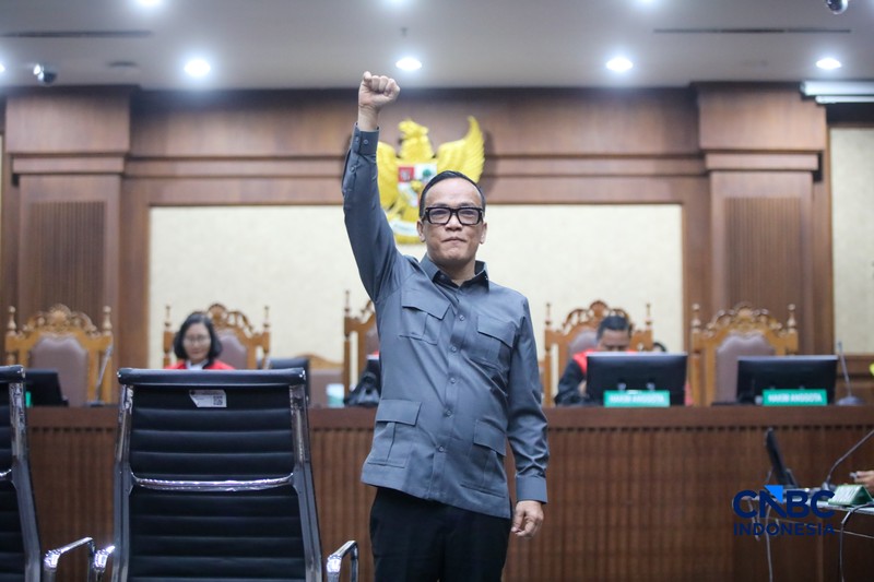 Mantan Wakil Menteri Ketenagakerjaan RI, Immanuel Ebenezer Gerungan tiba untuk menjalani sidang vonis atau putusan kasus dugaan korupsi, pemerasan, dan gratifikasi di Pengadilan Tipikor, Jakarta, Kamis (4/6/2026). (CNBC Indonesia/Faisal Rahman)