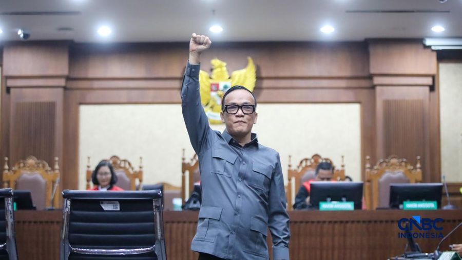 Mantan Wakil Menteri Ketenagakerjaan RI, Immanuel Ebenezer Gerungan tiba untuk menjalani sidang vonis atau putusan kasus dugaan korupsi, pemerasan, dan gratifikasi di Pengadilan Tipikor, Jakarta, Kamis (4/6/2026). (CNBC Indonesia/Faisal Rahman)