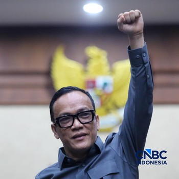 Mantan Wakil Menteri Ketenagakerjaan RI, Immanuel Ebenezer Gerungan tiba untuk menjalani sidang vonis atau putusan kasus dugaan korupsi, pemerasan, dan gratifikasi di Pengadilan Tipikor, Jakarta, Kamis (4/6/2026). (CNBC Indonesia/Faisal Rahman)