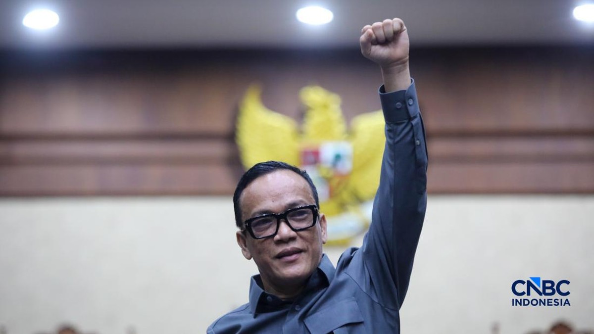Penampakan Noel Ebenezer di Sidang Vonis, Dikerumuni-Ada Bawa Wayang