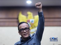 Mantan Wakil Menteri Ketenagakerjaan RI, Immanuel Ebenezer Gerungan tiba untuk menjalani sidang vonis atau putusan kasus dugaan korupsi, pemerasan, dan gratifikasi di Pengadilan Tipikor, Jakarta, Kamis (4/6/2026). (CNBC Indonesia/Faisal Rahman)