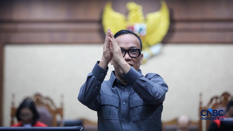 Mantan Wakil Menteri Ketenagakerjaan RI, Immanuel Ebenezer Gerungan tiba untuk menjalani sidang vonis atau putusan kasus dugaan korupsi, pemerasan, dan gratifikasi di Pengadilan Tipikor, Jakarta, Kamis (4/6/2026). (CNBC Indonesia/Faisal Rahman)