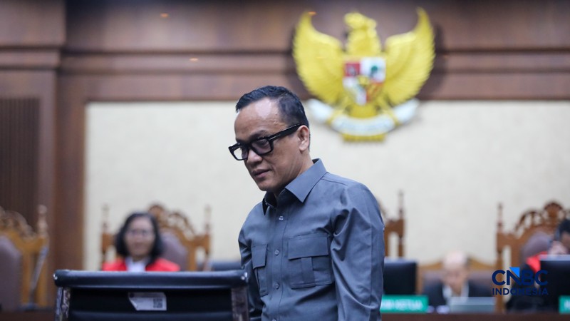 Mantan Wakil Menteri Ketenagakerjaan RI, Immanuel Ebenezer Gerungan tiba untuk menjalani sidang vonis atau putusan kasus dugaan korupsi, pemerasan, dan gratifikasi di Pengadilan Tipikor, Jakarta, Kamis (4/6/2026). (CNBC Indonesia/Faisal Rahman)