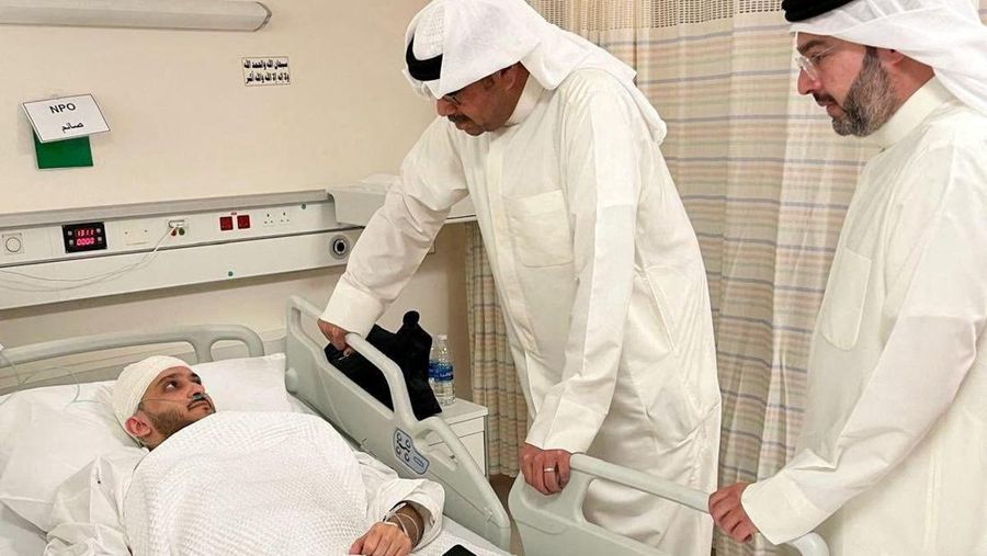 Menteri Pertahanan Kuwait Sheikh Abdullah Ali Abdullah Al-Salem Al-Sabah mengunjungi seorang korban luka akibat serangan Iran di sebuah rumah sakit di Kuwait, 3 Juni 2026.