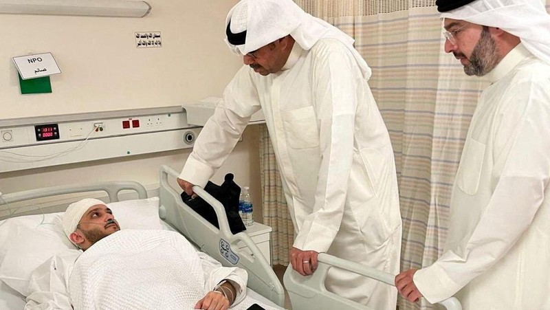 Menteri Pertahanan Kuwait Sheikh Abdullah Ali Abdullah Al-Salem Al-Sabah mengunjungi seorang korban luka akibat serangan Iran di sebuah rumah sakit di Kuwait, 3 Juni 2026.