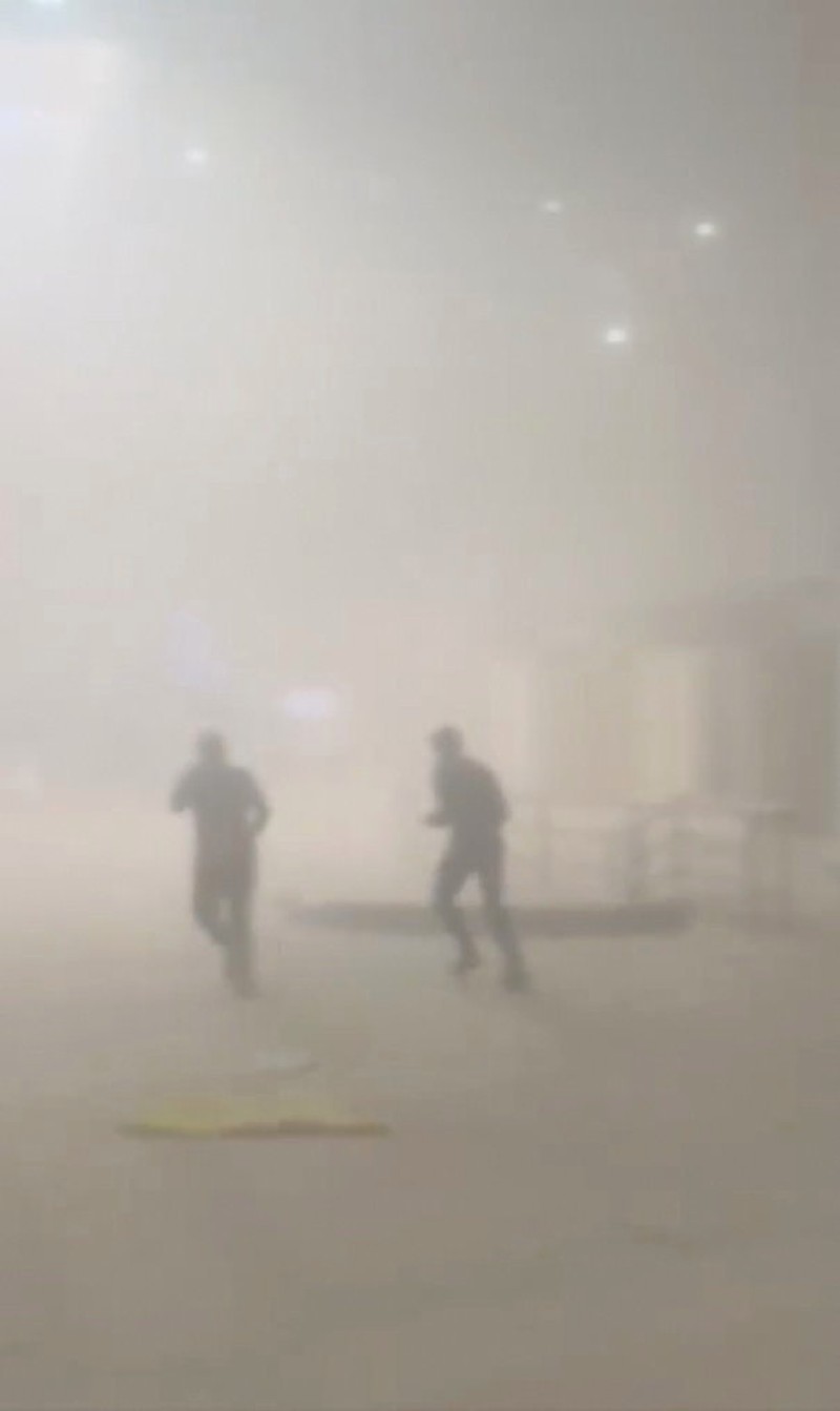 Serangan drone dan rudal Iran merusak fasilitas di Bandara Internasional Kuwait pada Rabu (3/6/2026) menewaskan satu orang dan menyebabkan lebih dari 60 orang lainnya mengalami luka-luka. (Tangkapan Layar Video Reuters/KUNA)