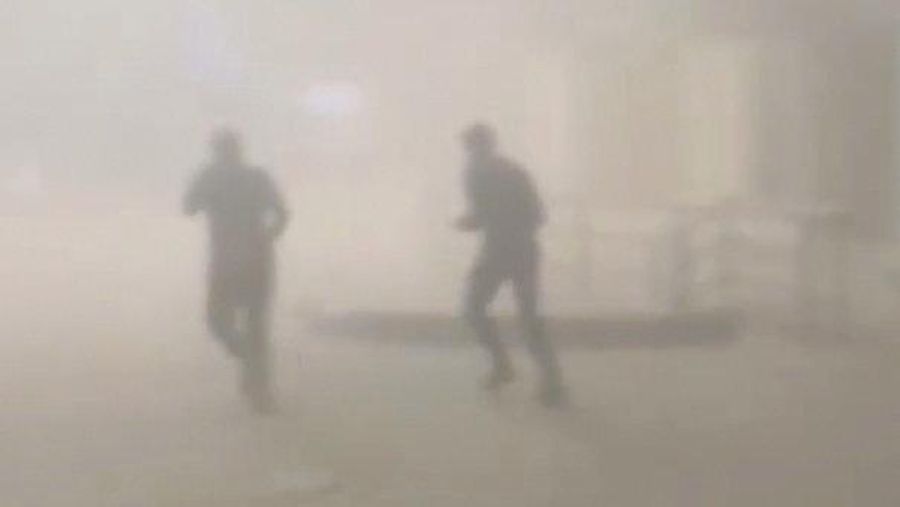 Orang-orang berlarian di tengah asap kebakaran, pasca serangan Iran, menurut kementerian luar negeri, di Bandara Internasional Kuwait di Kota Kuwait, Kuwait, 3 Juni 2026, dalam gambar diam yang diperoleh dari video media sosial ini.