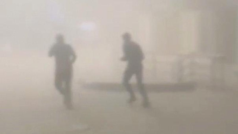 Orang-orang berlarian di tengah asap kebakaran, pasca serangan Iran, menurut kementerian luar negeri, di Bandara Internasional Kuwait di Kota Kuwait, Kuwait, 3 Juni 2026, dalam gambar diam yang diperoleh dari video media sosial ini.