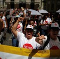 Orang-orang meneriakkan slogan-slogan selama demonstrasi pada hari serikat pekerja utama Portugal, CGTP, menyerukan pemogokan umum sebagai protes terhadap rencana pemerintah untuk mereformasi undang-undang ketenagakerjaan, di Lisbon, Portugal, 3 Juni