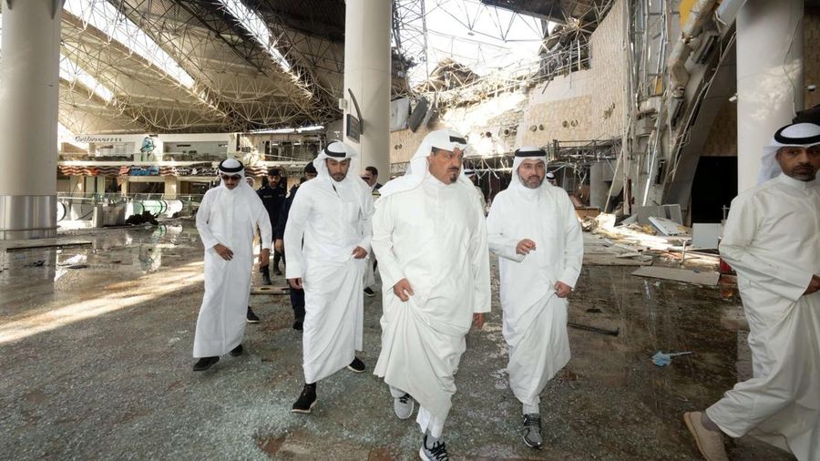 Para pejabat Kuwait memeriksa kerusakan di dalam terminal Bandara Internasional Kuwait setelah serangan pesawat tak berawak dan rudal, di Kota Kuwait, Kuwait, 3 Juni 2026.
