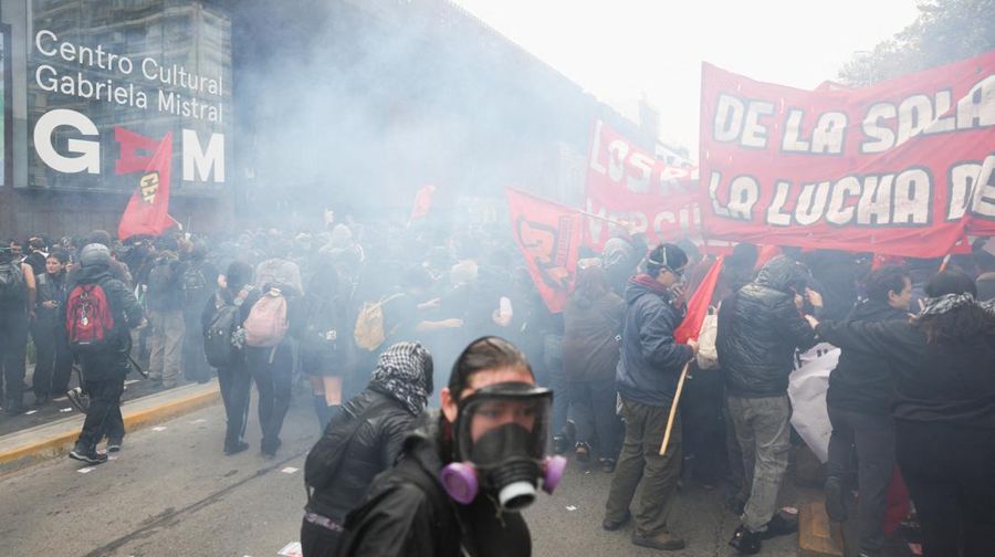 Para pengunjuk rasa bereaksi terhadap gas air mata yang digunakan oleh polisi anti huru hara selama protes terhadap kebijakan pemerintah Presiden Chili Jose Antonio Kast, di Santiago, Chili, 3 Juni 2026.