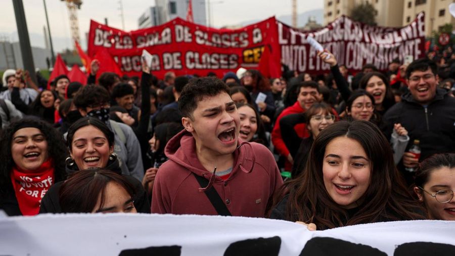 Para pengunjuk rasa meneriakkan slogan-slogan selama protes terhadap kebijakan pemerintah Presiden Chili Jose Antonio Kast, di Santiago, Chili, 3 Juni 2026. (REUTERS/Pablo Sanhueza)