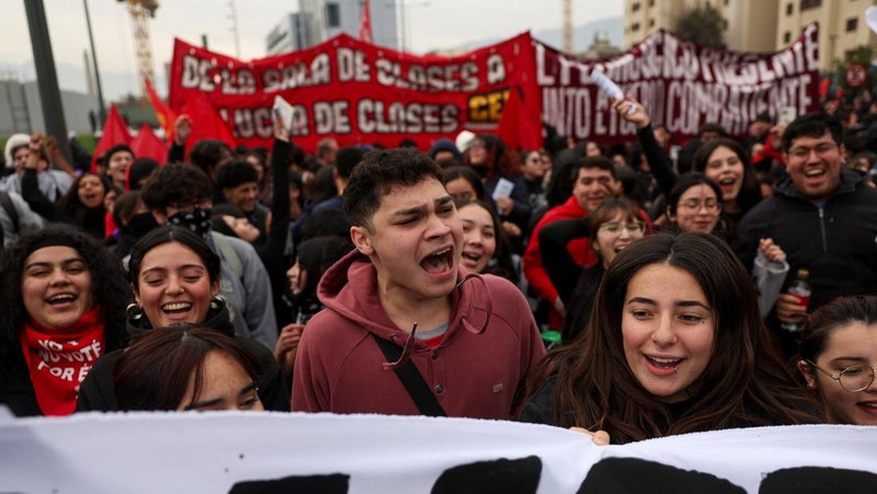 Para pengunjuk rasa meneriakkan slogan-slogan selama protes terhadap kebijakan pemerintah Presiden Chili Jose Antonio Kast, di Santiago, Chili, 3 Juni 2026. (REUTERS/Pablo Sanhueza)