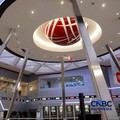 Pengunjung mengamati layar digital pergerakan Indeks Harga Saham Gabungan (IHSG) di Bursa Efek Indonesia, Jakarta, Kamis (4/6/2026). (CNBC Indonesia/Muhammad Sabki)