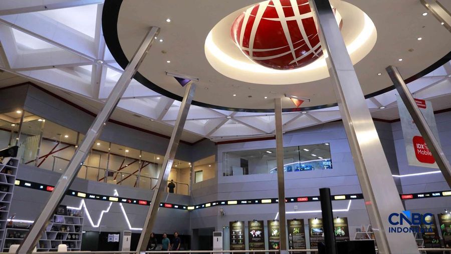 Pengunjung mengamati layar digital pergerakan Indeks Harga Saham Gabungan (IHSG) di Bursa Efek Indonesia, Jakarta, Kamis (4/6/2026). (CNBC Indonesia/Muhammad Sabki)