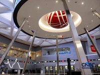 Pengunjung mengamati layar digital pergerakan Indeks Harga Saham Gabungan (IHSG) di Bursa Efek Indonesia, Jakarta, Kamis (4/6/2026). (CNBC Indonesia/Muhammad Sabki)