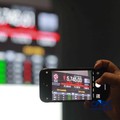 Pengunjung mengamati layar digital pergerakan Indeks Harga Saham Gabungan (IHSG) di Bursa Efek Indonesia, Jakarta, Kamis (4/6/2026). (CNBC Indonesia/Muhammad Sabki)