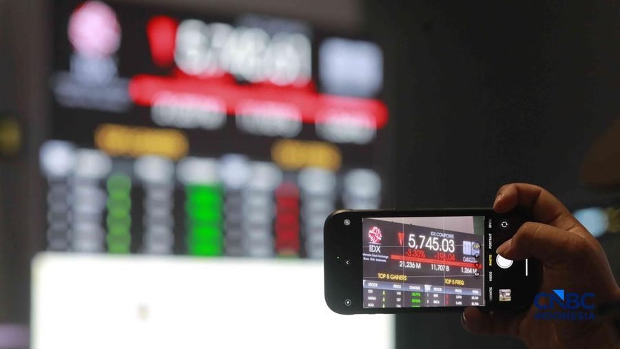 Pengunjung mengamati layar digital pergerakan Indeks Harga Saham Gabungan (IHSG) di Bursa Efek Indonesia, Jakarta, Kamis (4/6/2026). (CNBC Indonesia/Muhammad Sabki)