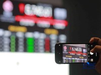 Pengunjung mengamati layar digital pergerakan Indeks Harga Saham Gabungan (IHSG) di Bursa Efek Indonesia, Jakarta, Kamis (4/6/2026). (CNBC Indonesia/Muhammad Sabki)