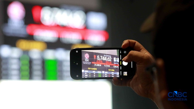 Pengunjung mengamati layar digital pergerakan Indeks Harga Saham Gabungan (IHSG) di Bursa Efek Indonesia, Jakarta, Kamis (4/6/2026). (CNBC Indonesia/Muhammad Sabki)