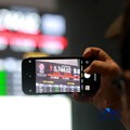 Pengunjung mengamati layar digital pergerakan Indeks Harga Saham Gabungan (IHSG) di Bursa Efek Indonesia, Jakarta, Kamis (4/6/2026). (CNBC Indonesia/Muhammad Sabki)