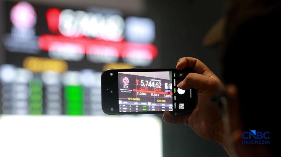 Pengunjung mengamati layar digital pergerakan Indeks Harga Saham Gabungan (IHSG) di Bursa Efek Indonesia, Jakarta, Kamis (4/6/2026).