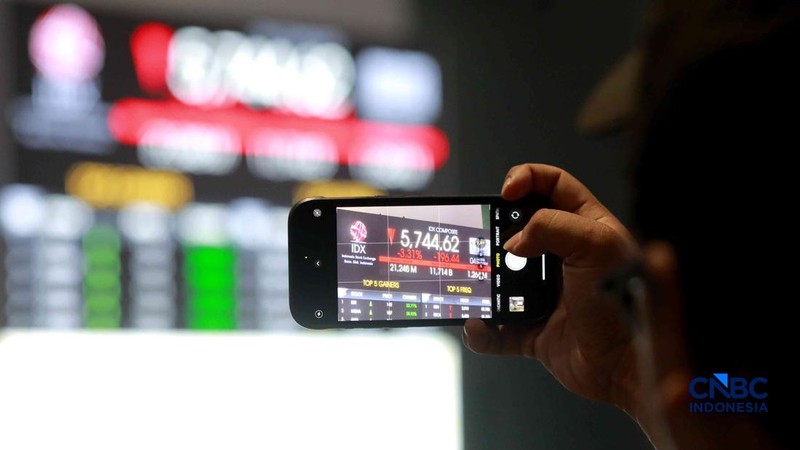 Pengunjung mengamati layar digital pergerakan Indeks Harga Saham Gabungan (IHSG) di Bursa Efek Indonesia, Jakarta, Kamis (4/6/2026).