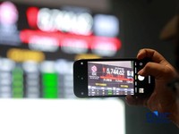Pengunjung mengamati layar digital pergerakan Indeks Harga Saham Gabungan (IHSG) di Bursa Efek Indonesia, Jakarta, Kamis (4/6/2026). (CNBC Indonesia/Muhammad Sabki)