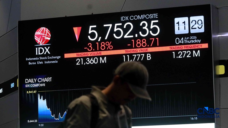 Pengunjung mengamati layar digital pergerakan Indeks Harga Saham Gabungan (IHSG) di Bursa Efek Indonesia, Jakarta, Kamis (4/6/2026). (CNBC Indonesia/Muhammad Sabki)