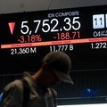 Pengunjung mengamati layar digital pergerakan Indeks Harga Saham Gabungan (IHSG) di Bursa Efek Indonesia, Jakarta, Kamis (4/6/2026). (CNBC Indonesia/Muhammad Sabki)
