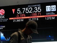 Pengunjung mengamati layar digital pergerakan Indeks Harga Saham Gabungan (IHSG) di Bursa Efek Indonesia, Jakarta, Kamis (4/6/2026). (CNBC Indonesia/Muhammad Sabki)