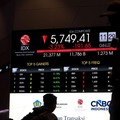 Pengunjung mengamati layar digital pergerakan Indeks Harga Saham Gabungan (IHSG) di Bursa Efek Indonesia, Jakarta, Kamis (4/6/2026). (CNBC Indonesia/Muhammad Sabki)