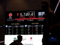 Pengunjung mengamati layar digital pergerakan Indeks Harga Saham Gabungan (IHSG) di Bursa Efek Indonesia, Jakarta, Kamis (4/6/2026). (CNBC Indonesia/Muhammad Sabki)