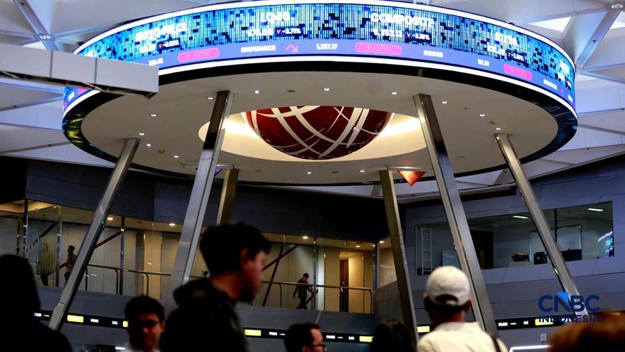 Pengunjung mengamati layar digital pergerakan Indeks Harga Saham Gabungan (IHSG) di Bursa Efek Indonesia, Jakarta, Kamis (4/6/2026). (CNBC Indonesia/Muhammad Sabki)