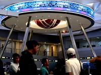 Pengunjung mengamati layar digital pergerakan Indeks Harga Saham Gabungan (IHSG) di Bursa Efek Indonesia, Jakarta, Kamis (4/6/2026). (CNBC Indonesia/Muhammad Sabki)