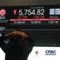 Pengunjung mengamati layar digital pergerakan Indeks Harga Saham Gabungan (IHSG) di Bursa Efek Indonesia, Jakarta, Kamis (4/6/2026). (CNBC Indonesia/Muhammad Sabki)