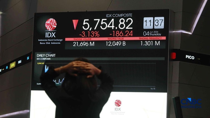 Pengunjung mengamati layar digital pergerakan Indeks Harga Saham Gabungan (IHSG) di Bursa Efek Indonesia, Jakarta, Kamis (4/6/2026). (CNBC Indonesia/Muhammad Sabki)