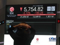 Pengunjung mengamati layar digital pergerakan Indeks Harga Saham Gabungan (IHSG) di Bursa Efek Indonesia, Jakarta, Kamis (4/6/2026). (CNBC Indonesia/Muhammad Sabki)