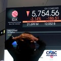 Pengunjung mengamati layar digital pergerakan Indeks Harga Saham Gabungan (IHSG) di Bursa Efek Indonesia, Jakarta, Kamis (4/6/2026). (CNBC Indonesia/Muhammad Sabki)