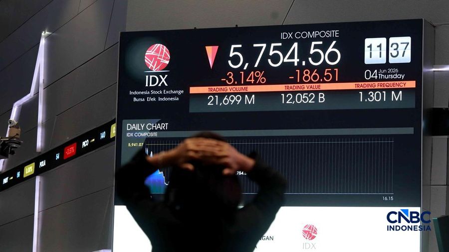 Pengunjung mengamati layar digital pergerakan Indeks Harga Saham Gabungan (IHSG) di Bursa Efek Indonesia, Jakarta, Kamis (4/6/2026). (CNBC Indonesia/Muhammad Sabki)