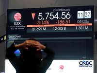 Pengunjung mengamati layar digital pergerakan Indeks Harga Saham Gabungan (IHSG) di Bursa Efek Indonesia, Jakarta, Kamis (4/6/2026). (CNBC Indonesia/Muhammad Sabki)