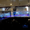 Pengunjung mengamati layar digital pergerakan Indeks Harga Saham Gabungan (IHSG) di Bursa Efek Indonesia, Jakarta, Kamis (4/6/2026). (CNBC Indonesia/Muhammad Sabki)