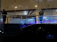 Pengunjung mengamati layar digital pergerakan Indeks Harga Saham Gabungan (IHSG) di Bursa Efek Indonesia, Jakarta, Kamis (4/6/2026). (CNBC Indonesia/Muhammad Sabki)