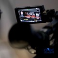 Pengunjung mengamati layar digital pergerakan Indeks Harga Saham Gabungan (IHSG) di Bursa Efek Indonesia, Jakarta, Kamis (4/6/2026). (CNBC Indonesia/Muhammad Sabki)
