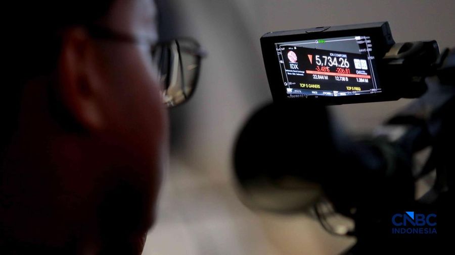 Pengunjung mengamati layar digital pergerakan Indeks Harga Saham Gabungan (IHSG) di Bursa Efek Indonesia, Jakarta, Kamis (4/6/2026). (CNBC Indonesia/Muhammad Sabki)