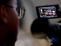 Pengunjung mengamati layar digital pergerakan Indeks Harga Saham Gabungan (IHSG) di Bursa Efek Indonesia, Jakarta, Kamis (4/6/2026). (CNBC Indonesia/Muhammad Sabki)