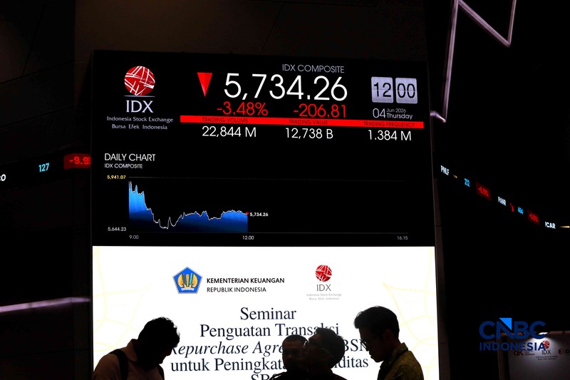Pengunjung mengamati layar digital pergerakan Indeks Harga Saham Gabungan (IHSG) di Bursa Efek Indonesia, Jakarta, Kamis (4/6/2026). (CNBC Indonesia/Muhammad Sabki)