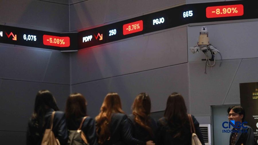Pengunjung mengamati layar digital pergerakan Indeks Harga Saham Gabungan (IHSG) di Bursa Efek Indonesia, Jakarta, Kamis (4/6/2026).